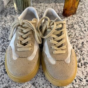 Veja Volley Olive Sneakers size US 6 (37)